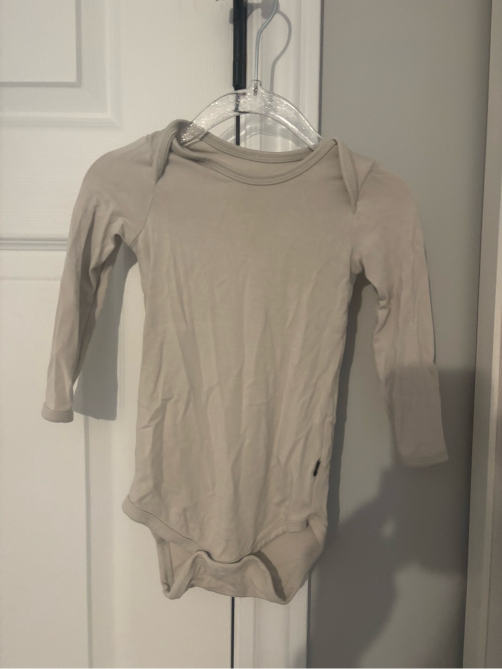 Kyte baby 12-18 long sleeve bodysuit in OAT